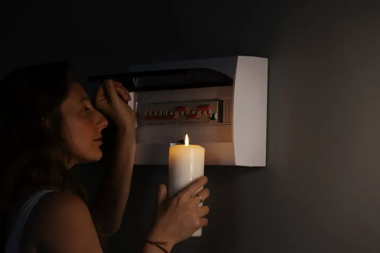 popularne awarie elektryczne w domu i mieszkaniu – przyczyny, objawy i sposoby reagowania